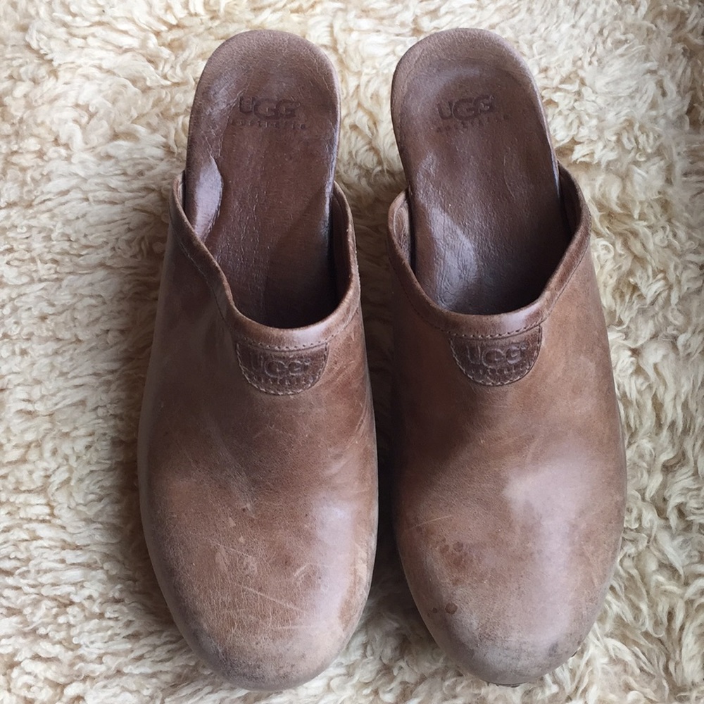 UGG Beige Leather Clogs with Sheepskin Toe Bed
